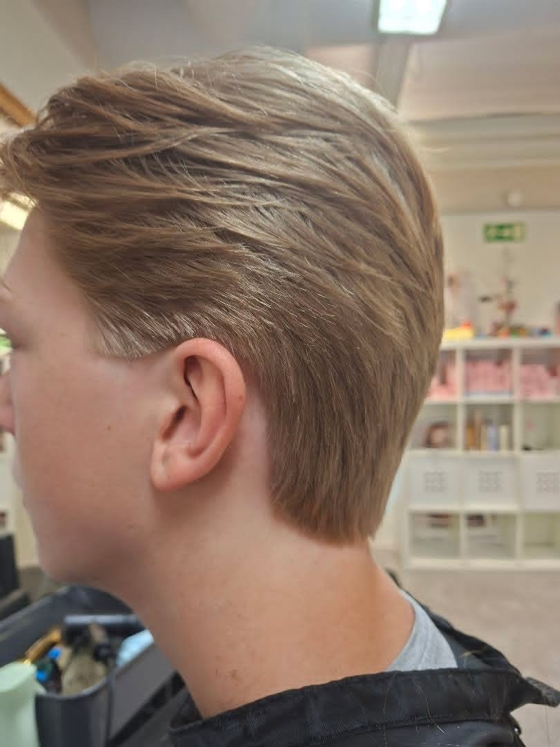 Kort klippning, tonad nacke